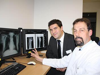 Geschäftsführer Sebastian Güldner und Pneumologe Dietmar Geiger sehen den Wechsel zur Helios-Gruppe als Chance. Den Weggang vieler Ärzte im vergangenen Jahr beurteilen beide als übliche Fluktuation. Foto: Ruppert