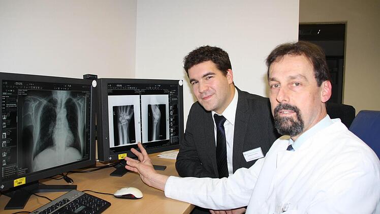 Geschäftsführer Sebastian Güldner und Pneumologe Dietmar Geiger sehen den Wechsel zur Helios-Gruppe als Chance. Den Weggang vieler Ärzte im vergangenen Jahr beurteilen beide als übliche Fluktuation. Foto: Ruppert