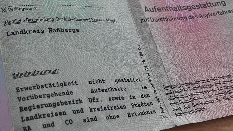 Asylsuchende Menschen, deren Verfahren noch nicht entschieden wurde, haben ein Papier zur Aufenthaltsgestattung. Auf diesem ist vermerkt, welche räumliche Freiheit sie genießen. Mit der Änderung des Aufenthaltgesetzes können sie sich nun nach dreimonatigem Aufenthalt in Deutschland im ganzen Bundesgebiet frei bewegen.