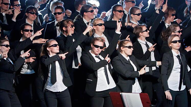 Tolle Choreografie: "Men in Black" bildete den AuftaktFoto: Jochen Berger