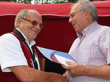 Ehre, wem Ehre gebührt: Heinrich Ramming vom Nordvayerischen Musikbund zeichnet Peter Lehnert , Gründungsmitglied des Musikvereins Wartenfels, mit der NBMB-Ehrennadel in Gold aus. Fotos: Sonja Adam