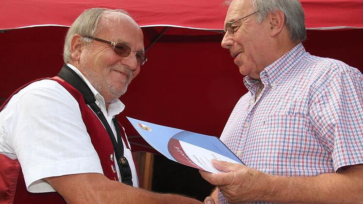 Ehre, wem Ehre gebührt: Heinrich Ramming vom Nordvayerischen Musikbund zeichnet Peter Lehnert , Gründungsmitglied des Musikvereins Wartenfels, mit der NBMB-Ehrennadel in Gold aus. Fotos: Sonja Adam