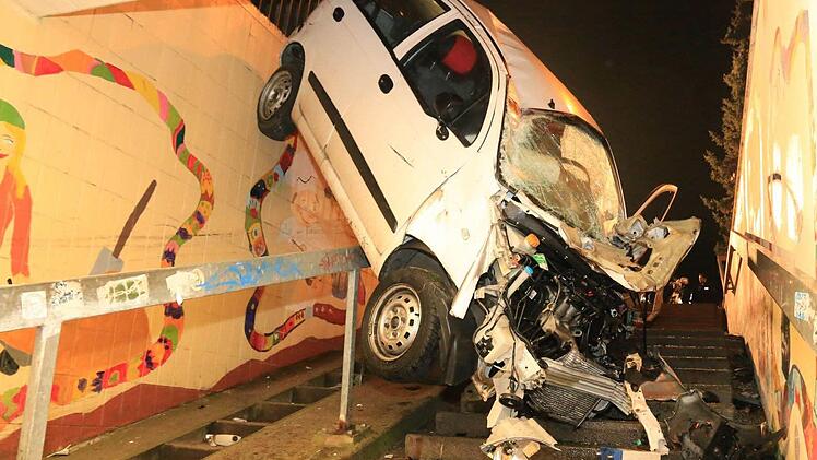 Unsanfte Landung. Der Fahrer dieses Wagens verletzte sich bei einem spektakulären Unfall in Bad Staffelstein nur leicht. Foto: Ferdinand Merzbach