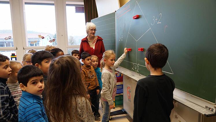 Christiane Hutzelmann erklärt ihren Schülern das Rechendreieck.Foto: Arkadius Guzy