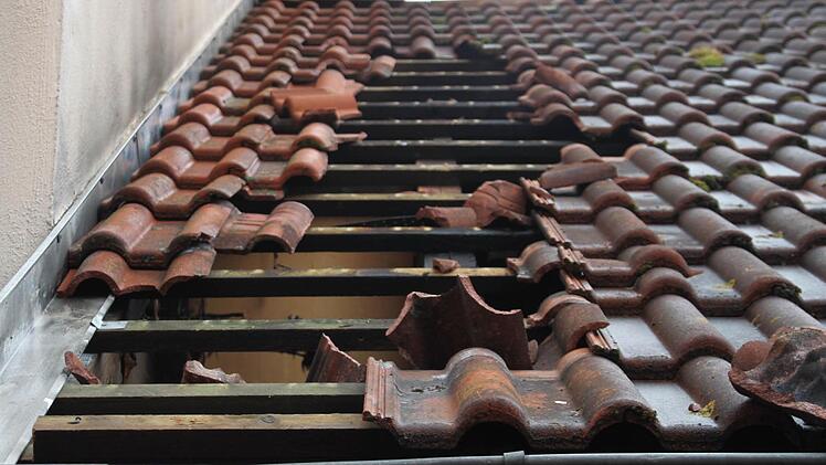 Um zum Brandherd zu gelangen, mussten einige Dachziegeln entfernt werden.  Foto: Andreas Schmitt