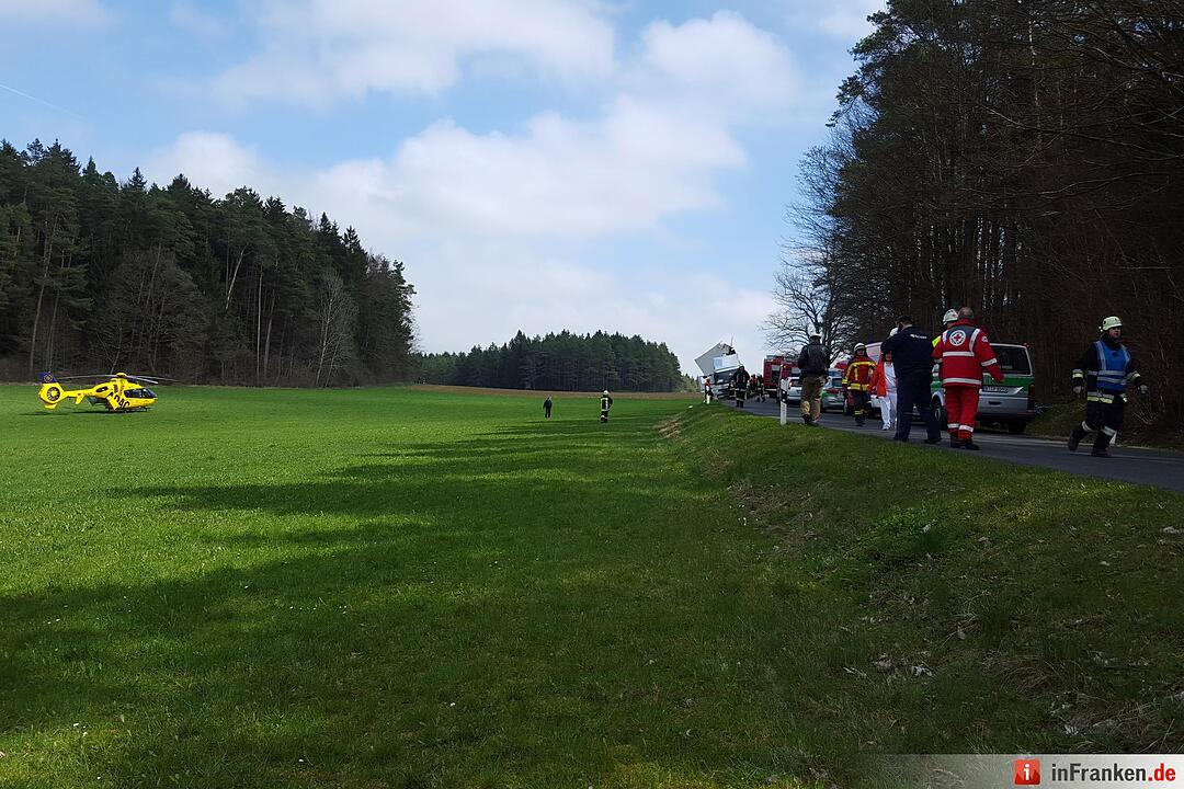 Schulbus und Lkw kollidieren frontal - Mehrere Verletzte