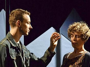 Andri und Bablin spielen Hauptrollen in dem Max-Frisch-Theaterst&uuml;ck "Andorra". Foto: Jorns Theiner