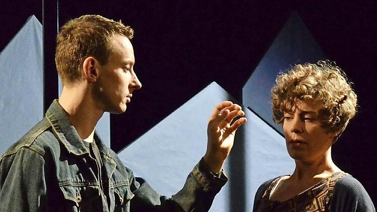 Andri und Bablin spielen Hauptrollen in dem Max-Frisch-Theaterst&uuml;ck "Andorra". Foto: Jorns Theiner