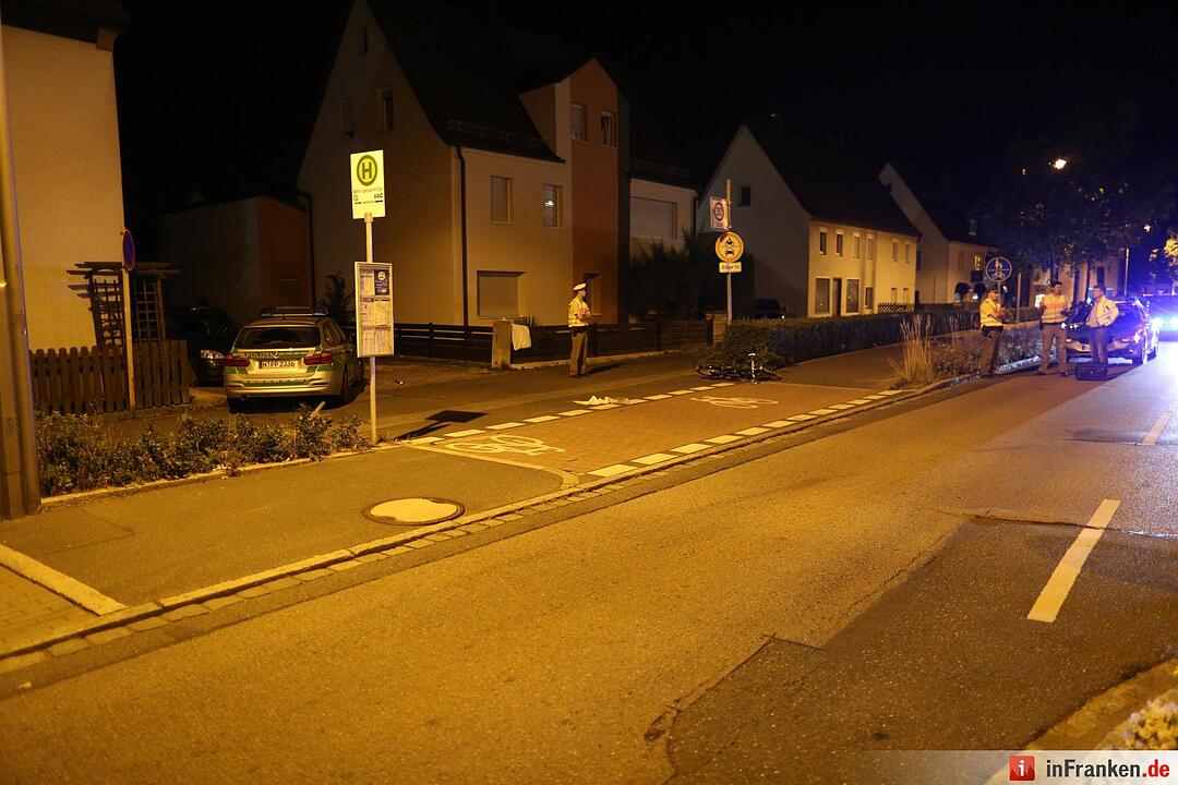 Radfahrer bei Kollision mit Streifenwagen schwer verletzt