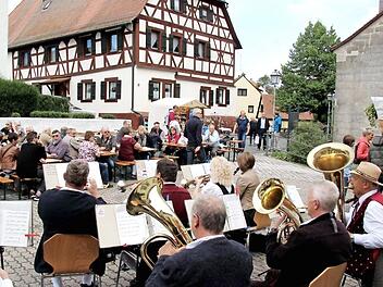 Die Gleißenberger Volksmusikanten animierten die Besucher mit bekannten Stücken zum Mitsingen. Foto: Richard Sänger
