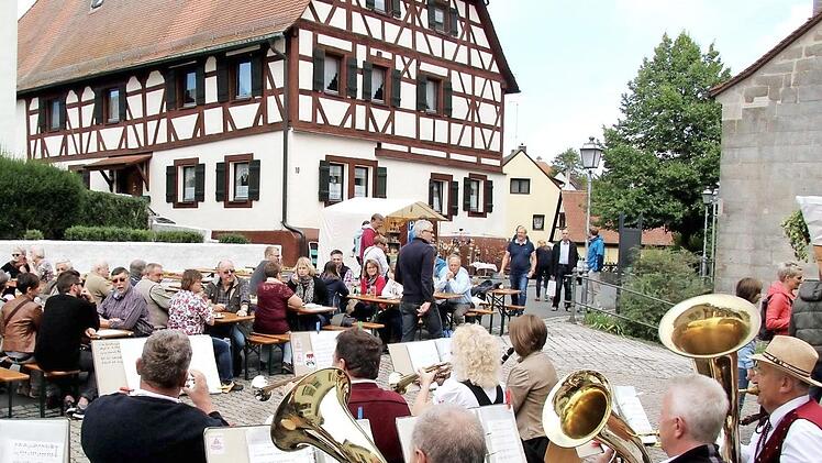 Die Gleißenberger Volksmusikanten animierten die Besucher mit bekannten Stücken zum Mitsingen. Foto: Richard Sänger