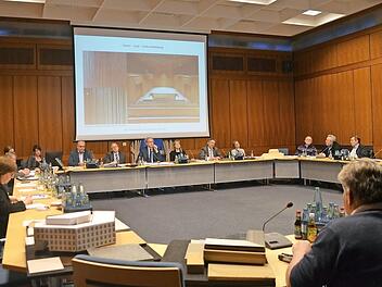 Stadtratsdebatte im holzvertäfelten (alten) Sitzungssaal über das neue Rathaus. Auch die Gestaltung des künftigen Ratssaals (siehe Fotobeispiel auf der Leinwand) war Thema. Beschlossen wurden jetzt lediglich die Materialien. Über die Ausgestaltung wird noch zu reden sein.  Foto: Bernhard Panzer