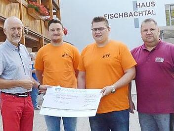 Bei der symbolischen Scheckübergabe von 650 Euro (von links): Gerhard Steidl, Andre Karl, Dirk Kreul, Dirk Raupach  Foto: K.- H. Hofmann