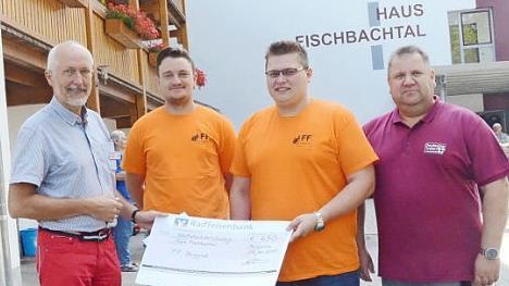 Bei der symbolischen Scheckübergabe von 650 Euro (von links): Gerhard Steidl, Andre Karl, Dirk Kreul, Dirk Raupach  Foto: K.- H. Hofmann