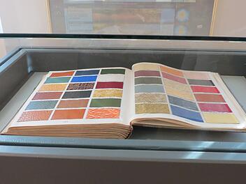 Dieses Buntpapier-Musterbuch wurde aus den Museen der Stadt Aschaffenburg geliehen. Am Samstag, 17. Oktober ist das getauschte Kunstobjekt bei einer Finissage zum letzten Mal in Euerdorf zu sehen. Anmeldung für die Veranstaltung läuft. Foto: Doris Bauer