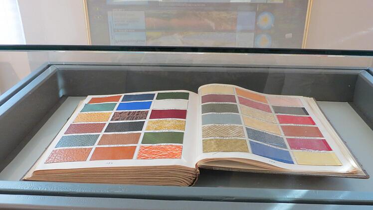Dieses Buntpapier-Musterbuch wurde aus den Museen der Stadt Aschaffenburg geliehen. Am Samstag, 17. Oktober ist das getauschte Kunstobjekt bei einer Finissage zum letzten Mal in Euerdorf zu sehen. Anmeldung für die Veranstaltung läuft. Foto: Doris Bauer