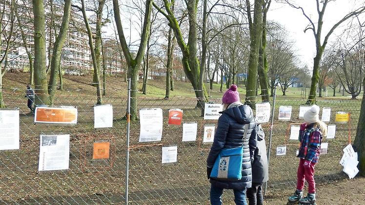 Kunstaktion "Balkanbrücke" am Zaun
