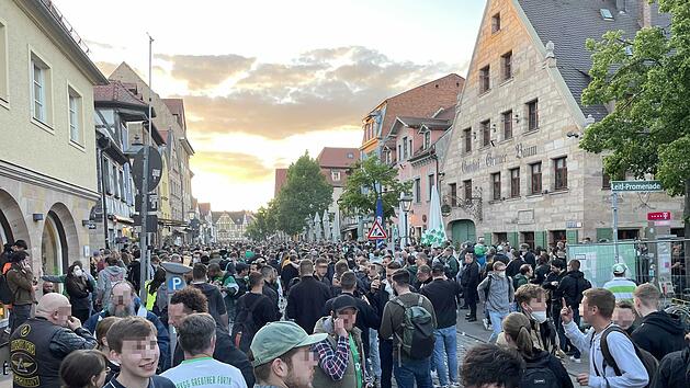 Greuther F&uuml;rth steigt in die erste Bundesliga auf: Fans feiern ausgelassen