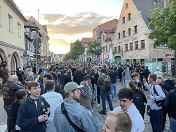 Greuther Fürth steigt in die erste Bundesliga auf: Fans feiern ausgelassen