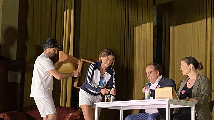 Spiel, Satz und Sieg für eine vergnüglich-nachdenkliche Provinz-Posse um Tennis, Toleranz und die deutsch-türkische Leit- und Grillkultur. Foto: Hans-Peter Ehrensberger