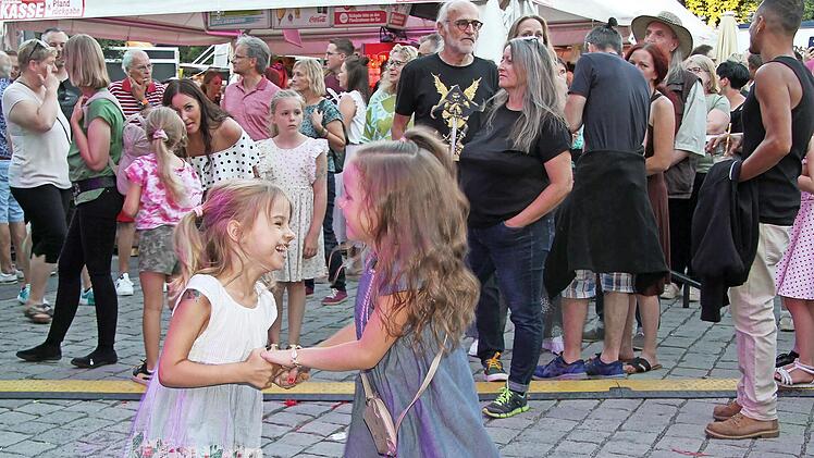 Auch Kinder tanzten vor den B&uuml;hnen des Altstadtfestes und freuten sich &uuml;ber die ausgelassene Stimmung.