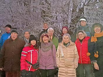 Durch B&uuml;sche und B&auml;ume, die vom Reif verzaubert waren, f&uuml;hrte die Jahresabschlusswanderung des Bad Br&uuml;ckenauer Rh&ouml;nklubs.