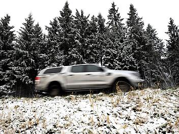 Kreis Ansbach: Auto kommt wegen Schneewehe von B14 ab - Totalschaden Kreis Ansbach: Auto kommt wegen Schneewehe von B14 ab - Totalschaden