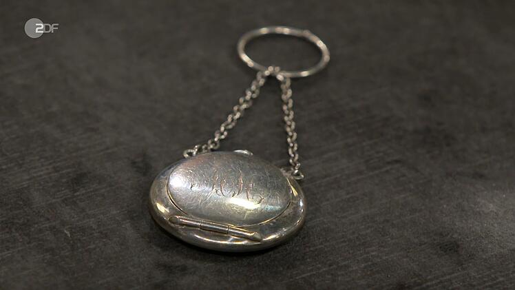 Ein kleines Puderd&ouml;schen begeisterte Wendela Horz - vor allem der gute Zustand des vergoldeten Sterlingsilbers aus Birmingham von 1917. Der Wunschpreis lag bei 80 Euro, die Sch&auml;tzung bei 100 bis 150 Euro. Im H&auml;ndlerraum &uuml;berzeugte das St&uuml;ck von Adie & Lovekin und Benjamin Leo Leo zahlte 170 Euro.