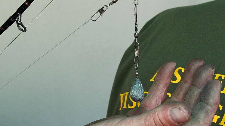 Das Blei zieht den Köder nach unten.