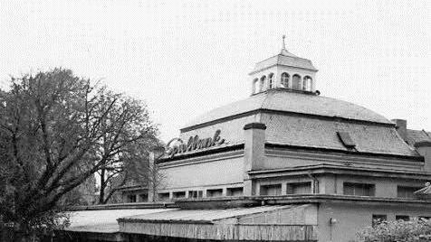 Diese Aufnahme aus dem Jahr 1962 zeigt das Gebäude des ehemaligen Frühlingsgartens, in welches die Spielbank eingezogen war.