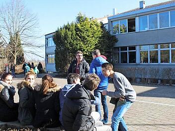 Noch sind auf dem Pausenhof in Röttenbach auch ältere Schüler anzutreffen. Doch künftig wird jedes Jahr mindestens eine Jahrgangsstufe wegbrechen. In bestens ausgestatteten Räumen (im Hintergrund) wird dann nicht mehr unterrichtet.  Foto: Andreas Dorsch