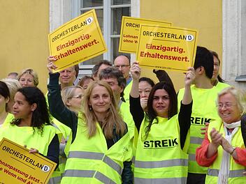 Das Orchester, aber auch der Chor sowie Solisten des Landestheaters beteiligten sich am Dienstag an einem bundesweiten Warnstreik. Er richtete sich gegen den Deutschen Bühnenverein. Foto: Jochen Berger