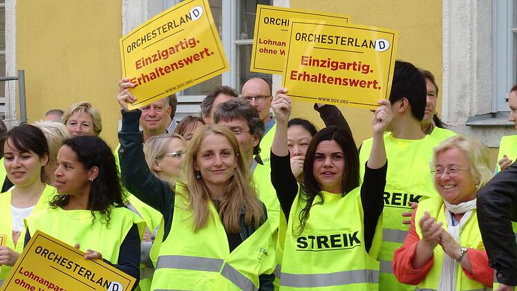 Das Orchester, aber auch der Chor sowie Solisten des Landestheaters beteiligten sich am Dienstag an einem bundesweiten Warnstreik. Er richtete sich gegen den Deutschen Bühnenverein. Foto: Jochen Berger