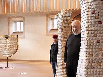 Walter Bausenwein (vorne) eröffnet am Sonntag im Abteigebäude von Maria Bildhausen im Rahmen der Klosterakademie seine Ausstellung "Textiles". Galerist Thomas Pfarr (hinten) ist künstlerischer Leiter der Klosterakademie. Foto: Heike Beudert