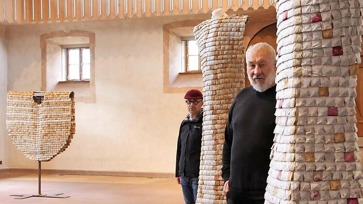 Walter Bausenwein (vorne) eröffnet am Sonntag im Abteigebäude von Maria Bildhausen im Rahmen der Klosterakademie seine Ausstellung "Textiles". Galerist Thomas Pfarr (hinten) ist künstlerischer Leiter der Klosterakademie. Foto: Heike Beudert