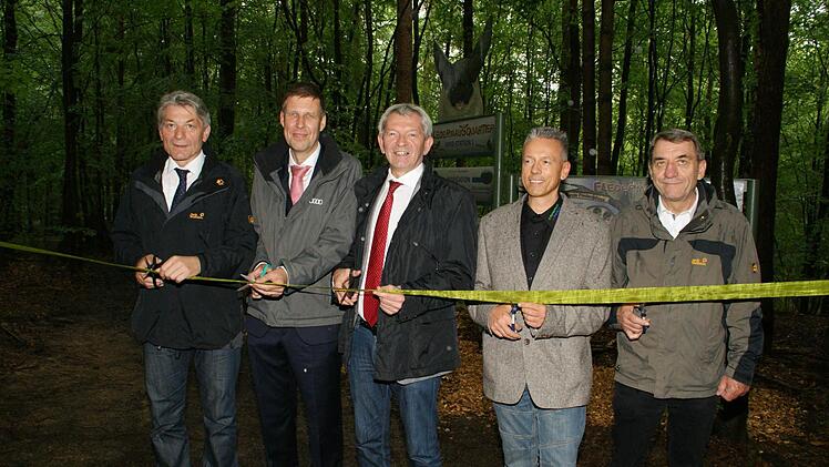 Gaben den Fledermauspfad offiziell für die Öffentlichkeit frei (von links): MdL Heinrich Rudroff, Dr. Rüdiger Recknagel von der Audi-Stiftung Umwelt, Bambergs Landrat Johann Kalb, Thomas Köhler von "Artenschutz in Franken" und der stellvertretende Landrat des Landkreises Haßberge Oskar Ebert.  Foto: Sabine Weinbeer