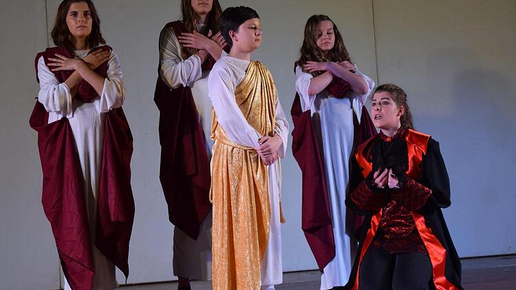 Wird Faust trotz der verführerischen Angebote des Teufels der Moral treu bleiben? Gott und der Teufel schließen Wetten darauf ab. Foto: Daniela Pondelicek