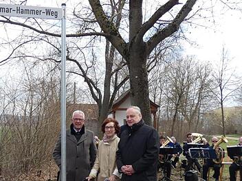 B&uuml;rgermeister G&uuml;nther Werner, Thea Hammer und Lebenshilfe-Gesch&auml;ftsf&uuml;hrer Martin Groove (von links) freuen sich, dass das Andenken an Otmar Hammer durch die Namensgebung des Weges bewahrt bleibt.  Christian Licha