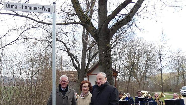 B&uuml;rgermeister G&uuml;nther Werner, Thea Hammer und Lebenshilfe-Gesch&auml;ftsf&uuml;hrer Martin Groove (von links) freuen sich, dass das Andenken an Otmar Hammer durch die Namensgebung des Weges bewahrt bleibt.  Christian Licha