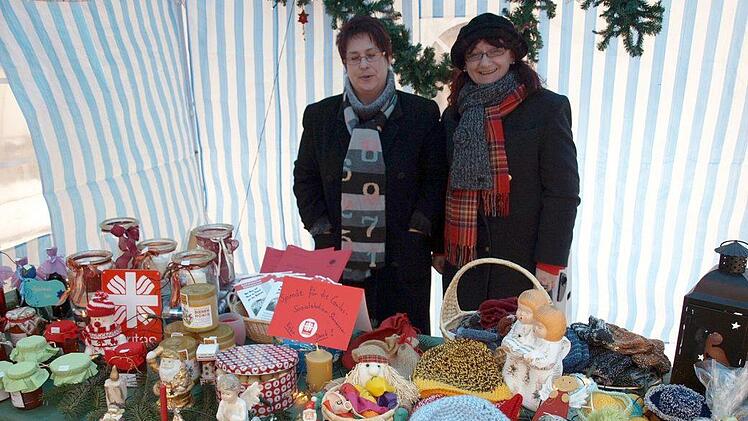 Auch bei den Weihnachtsmärkten der Pfarrei ist die  Sozialstation Steinwiesen präsent. Hier im Jahr 2010 mit Bettina Renner  (re) und Brigitte Klinger.Susanne Deuerling