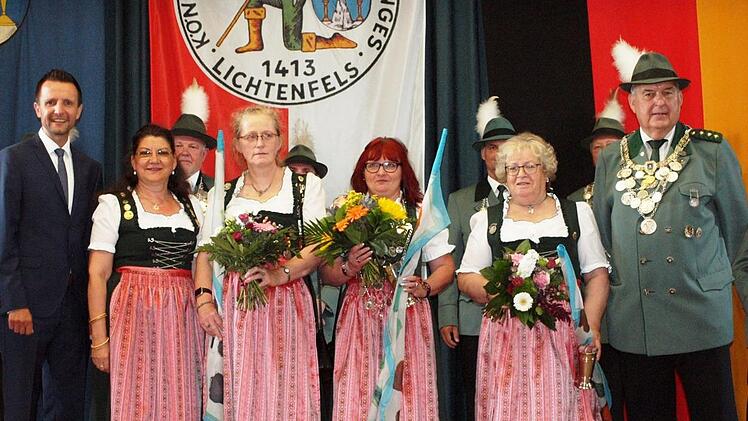 Das Königshaus der Damen (von links):Damenleiterin Michaela Brandmeier, 2. Ritterin Ursula Osterlänger, Königin Edeltraud Hoja und 1. Ritterin Christa Lesch