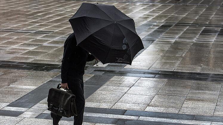 Das "Kälte-Ei" bringt ungemütliches Wetter mit sich. Experten rechnen mit starke Regenschauern und Sturmböen.