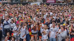 Bamberg feiert ausgelassen den Sieg der Nationalmannschaft auf Fanmeile