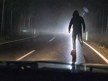 Auto erfasst Fu&szlig;g&auml;nger nachts auf Stra&szlig;e in der Oberpfalz