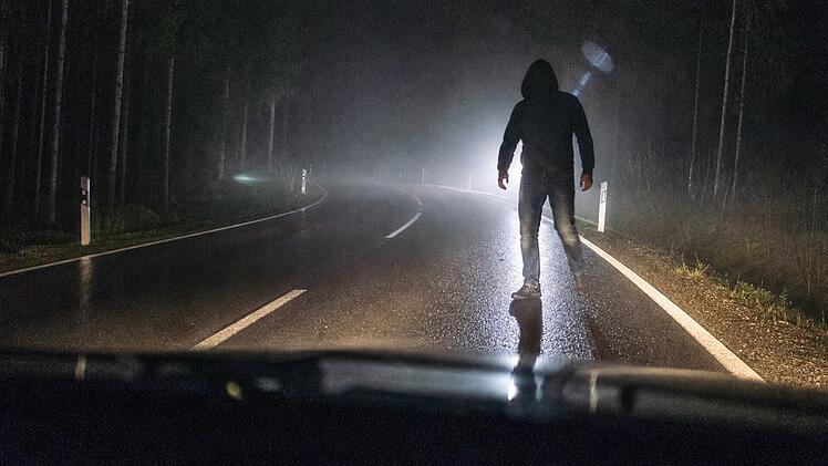 Auto erfasst Fu&szlig;g&auml;nger nachts auf Stra&szlig;e in der Oberpfalz