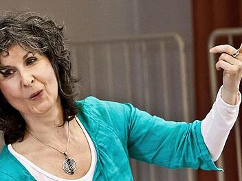 Carolin Heckel bei der Probenarbeit mit dem Chor "Ziemlich beste Stimmen".Fotos: Jochen Berger