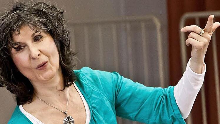 Carolin Heckel bei der Probenarbeit mit dem Chor "Ziemlich beste Stimmen".Fotos: Jochen Berger