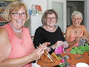 Stricken, lachen, plaudern: Die Strick-Omas Eli, Siggi und Bea (von links) haben sichtlich Spaß bei der Arbeit.  Foto: Pack