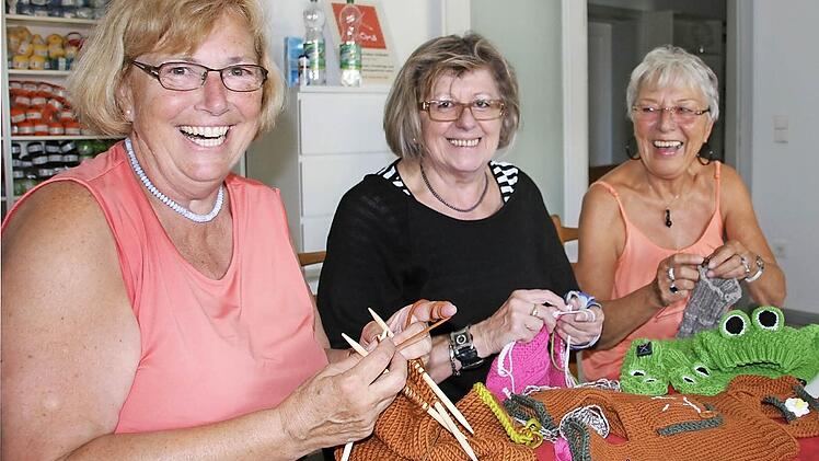 Stricken, lachen, plaudern: Die Strick-Omas Eli, Siggi und Bea (von links) haben sichtlich Spaß bei der Arbeit.  Foto: Pack