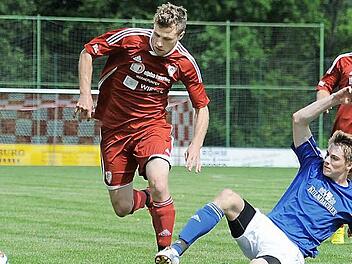 Der Kasendorfer Simon Hösch trifft den Hollfelder Michael Fuchs am Bein. Foto: Peter Mularczyk